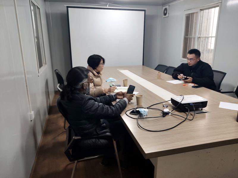 國(guó)外客戶來我廠考察，試駕奔馬小型壓路機(jī)