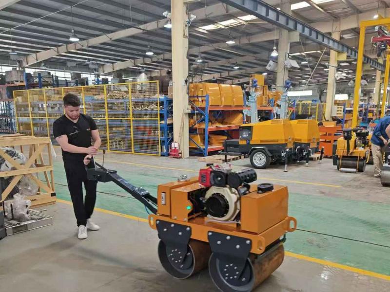 國外客戶來我廠參觀考察小型壓路機、移動照明車等產(chǎn)品