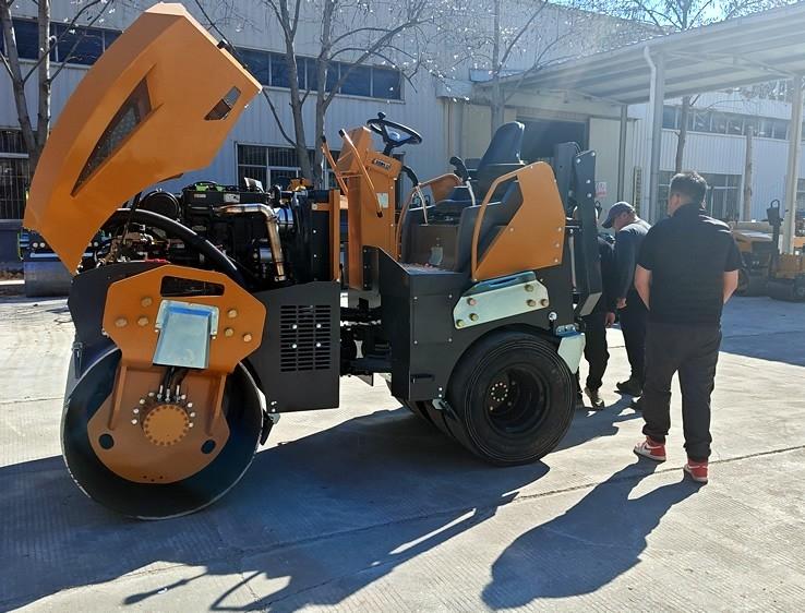 3月18日，哈薩克斯坦客戶來廠體驗考察5噸膠輪壓路機